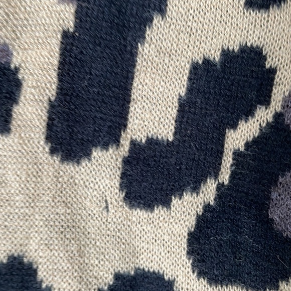 Express leopard print V neck sweater size M - Picture 3 of 4